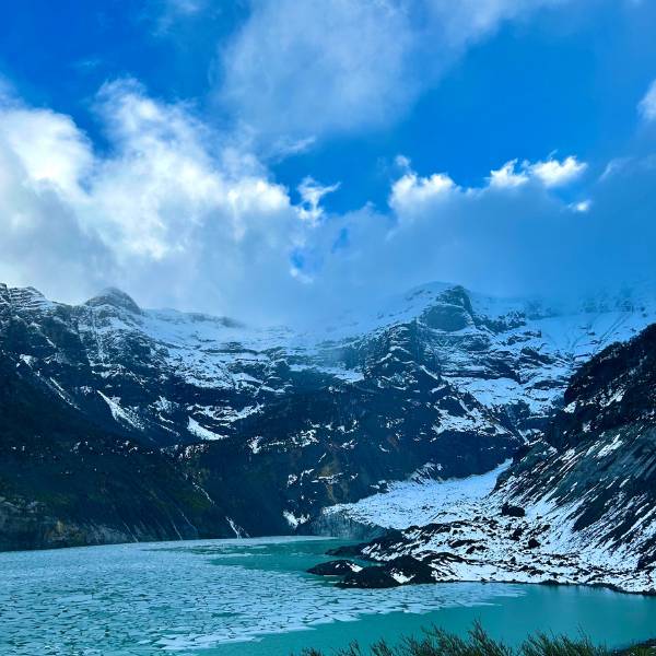 O Ventisquero Negro é um dos fenômenos naturais mais impressionantes de Bariloche. Durante o inverno, a geleira se destaca ainda mais contra a paisagem branca, criando um contraste único.