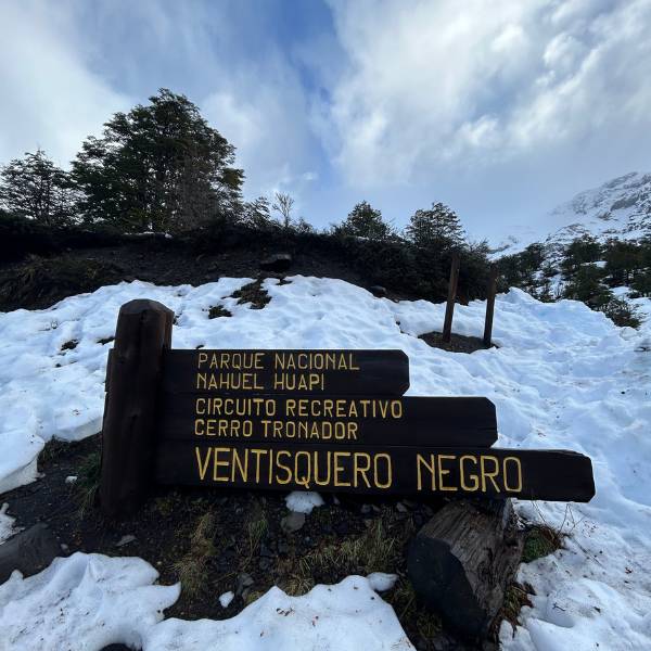 O Ventisquero Negro é um dos fenômenos naturais mais impressionantes de Bariloche. Durante o inverno, a geleira se destaca ainda mais contra a paisagem branca, criando um contraste único.
